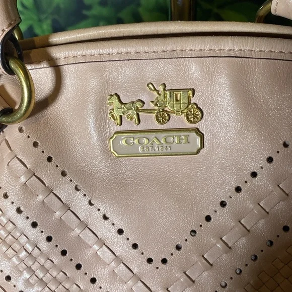 Coach blush pink shoulder bag. This bag is fire!! Pink and brass ❤️🔥 - Picture 2 of 16